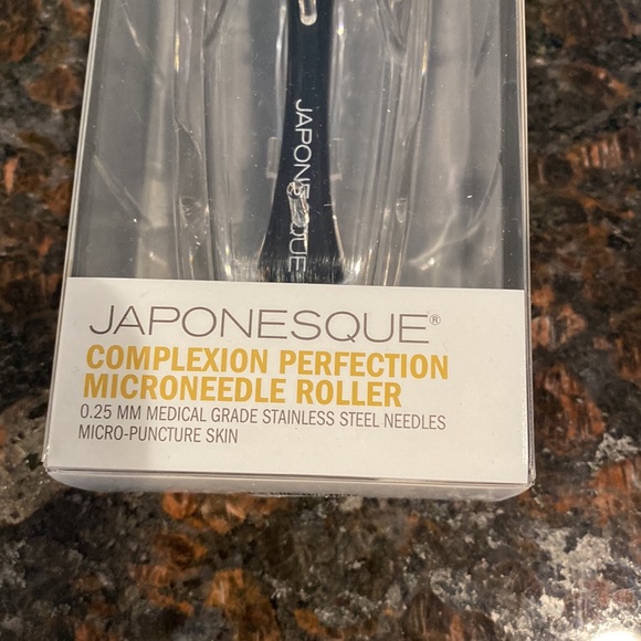 Japonesque Complexion Perfection Microneedle Roller - Picture 3 of 6